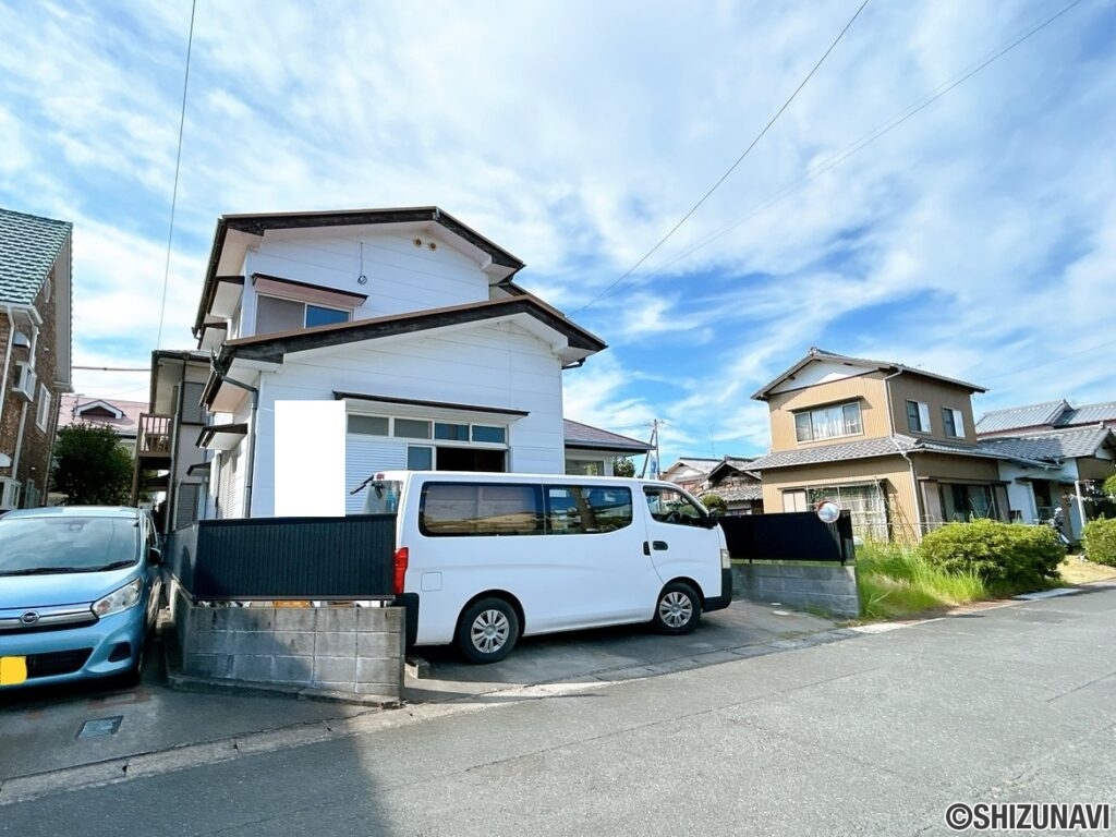 【外観写真】別角度です。駐車場と建物外観の写真です。