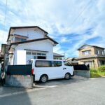 【外観写真】別角度です。駐車場と建物外観の写真です。