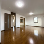 【リフォーム済/リビング】クロスの張替えとキッチンの交換を行いました。フローリングはワックスがけ済みです。