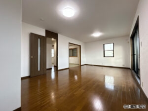 【リフォーム済/リビング】クロスの張替えとキッチンの交換を行いました。フローリングはワックスがけ済みです。