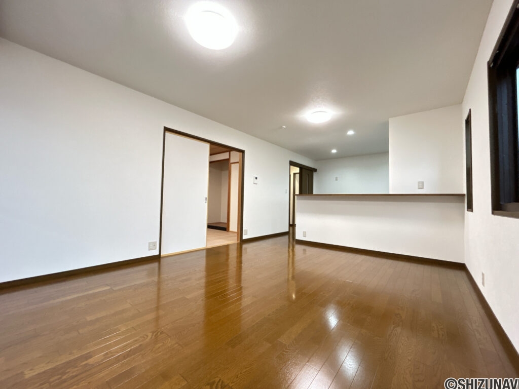 【リフォーム中/リビング】クロスの張替えとキッチンの交換を行いました。隣の和室と繋げて20帖以上のLDKに変更予定です。