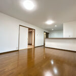 【リフォーム中/リビング】クロスの張替えとキッチンの交換を行いました。隣の和室と繋げて20帖以上のLDKに変更予定です。