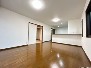 【リフォーム中/リビング】クロスの張替えとキッチンの交換を行いました。隣の和室と繋げて20帖以上のLDKに変更予定です。