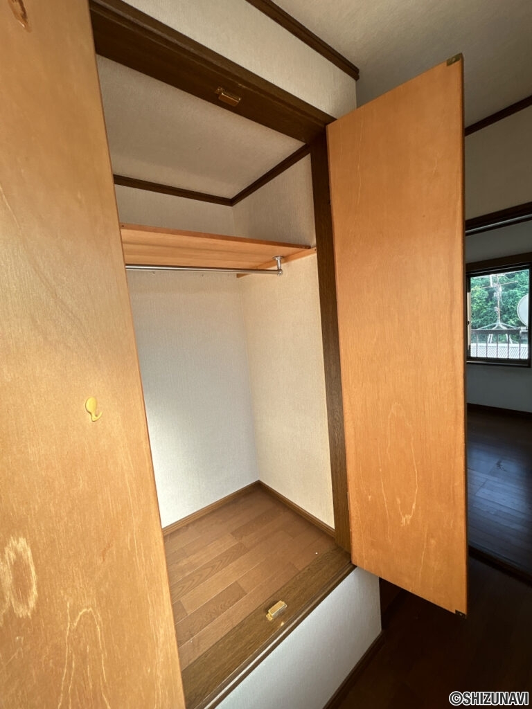 【3階階段上収納】