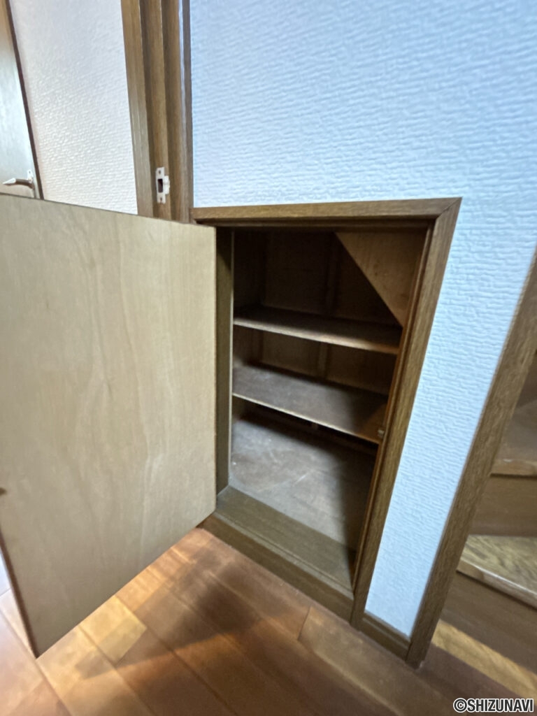 【1階階段下収納】