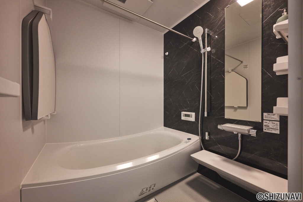 内装に合わせてオシャレにコーディネートされたUB。シンプルなデザインで、日々の疲れを癒すリラックス空間。自然の質感を取り入れたデザインが、日々の暮らしを快適にする、特別なバスルーム。