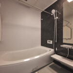 内装に合わせてオシャレにコーディネートされたUB。シンプルなデザインで、日々の疲れを癒すリラックス空間。自然の質感を取り入れたデザインが、日々の暮らしを快適にする、特別なバスルーム。