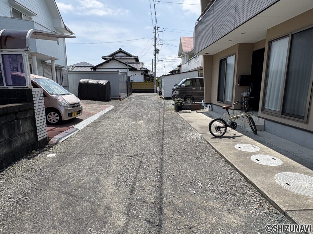 前面位置指定道路です（北東→南西）。