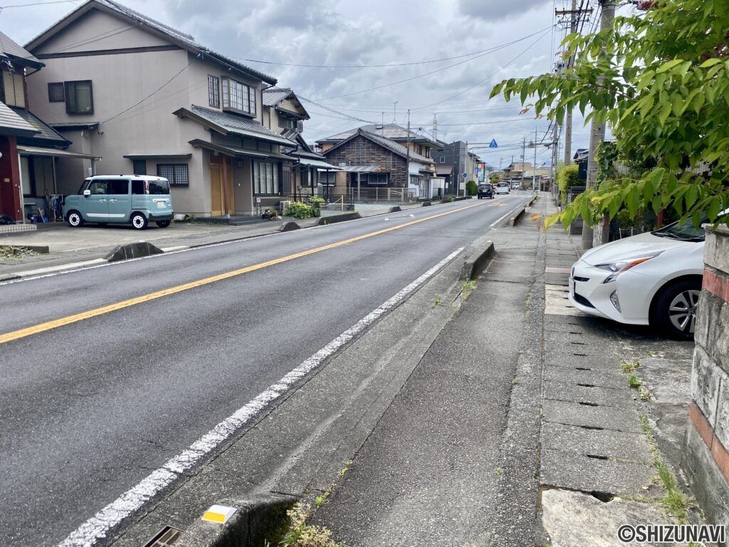 西へ向けた前面道路の写真です。