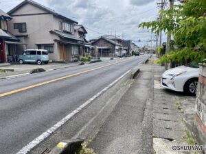 西へ向けた前面道路の写真です。