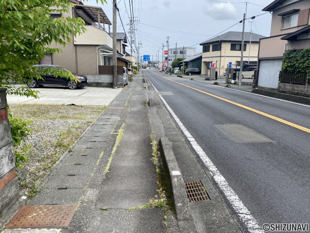 東へ向けた前面道路の写真です。