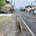 東へ向けた前面道路の写真です。