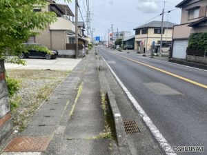 東へ向けた前面道路の写真です。