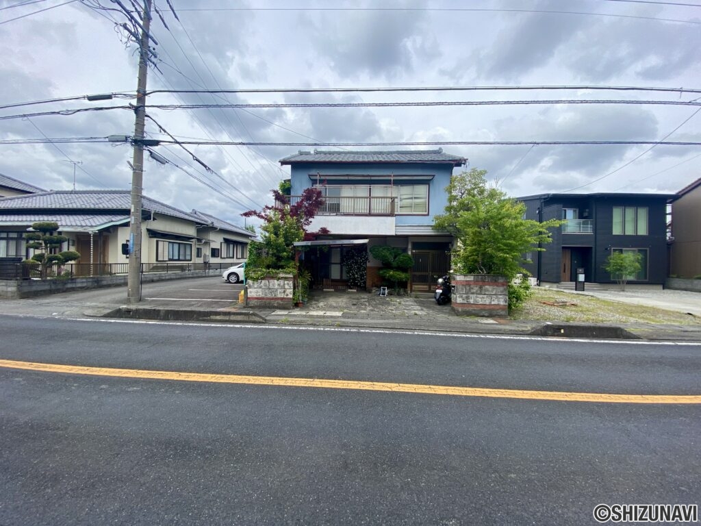 南側道路に接道しております。
