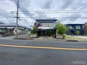 南側道路に接道しております。