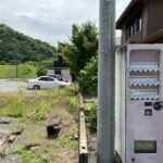 東側からの撮影です。樹木の越境があります。