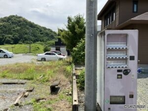 東側からの撮影です。樹木の越境があります。
