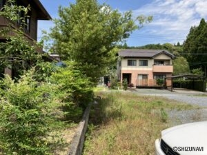 西側からの撮影です。樹木の越境があります。