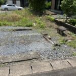 現状が砂利敷きの駐車場の為、残置物があります。