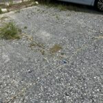 現状が砂利敷きの駐車場の為、残置物があります。