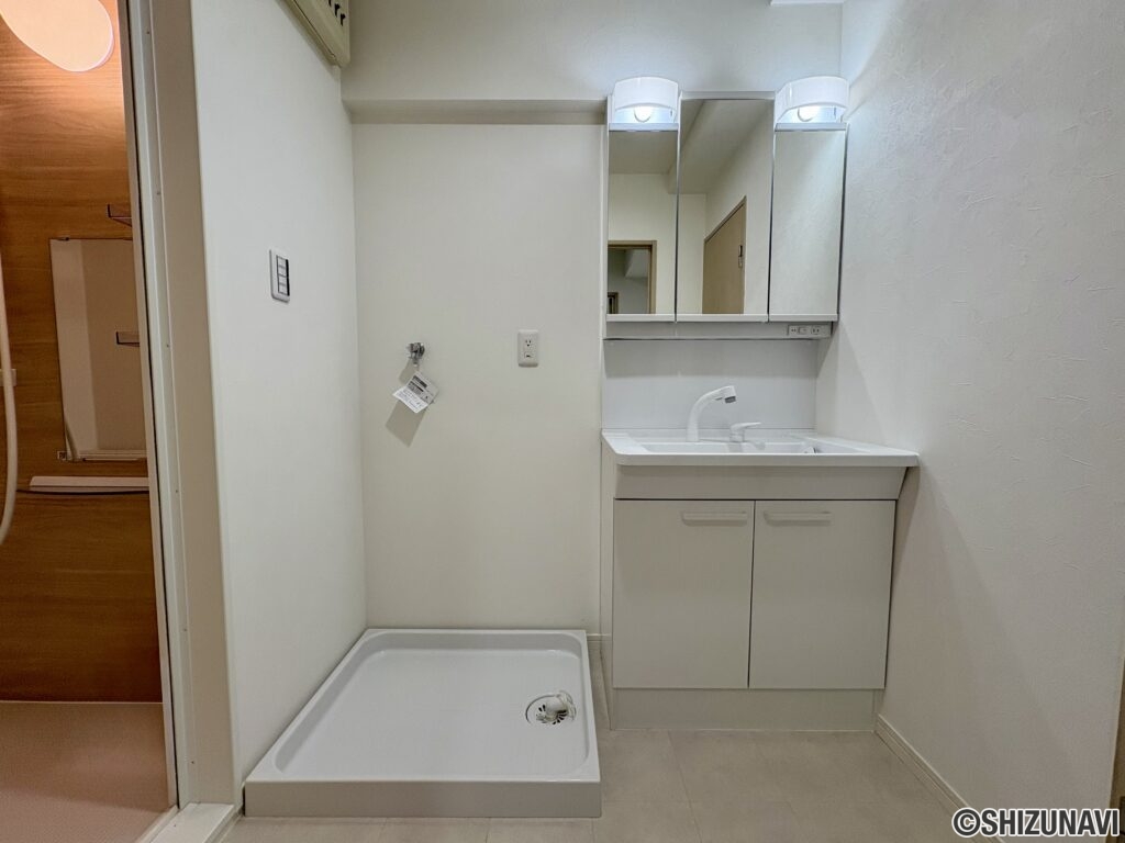 洗面台、洗濯用防水パンです。新品に交換済みです。