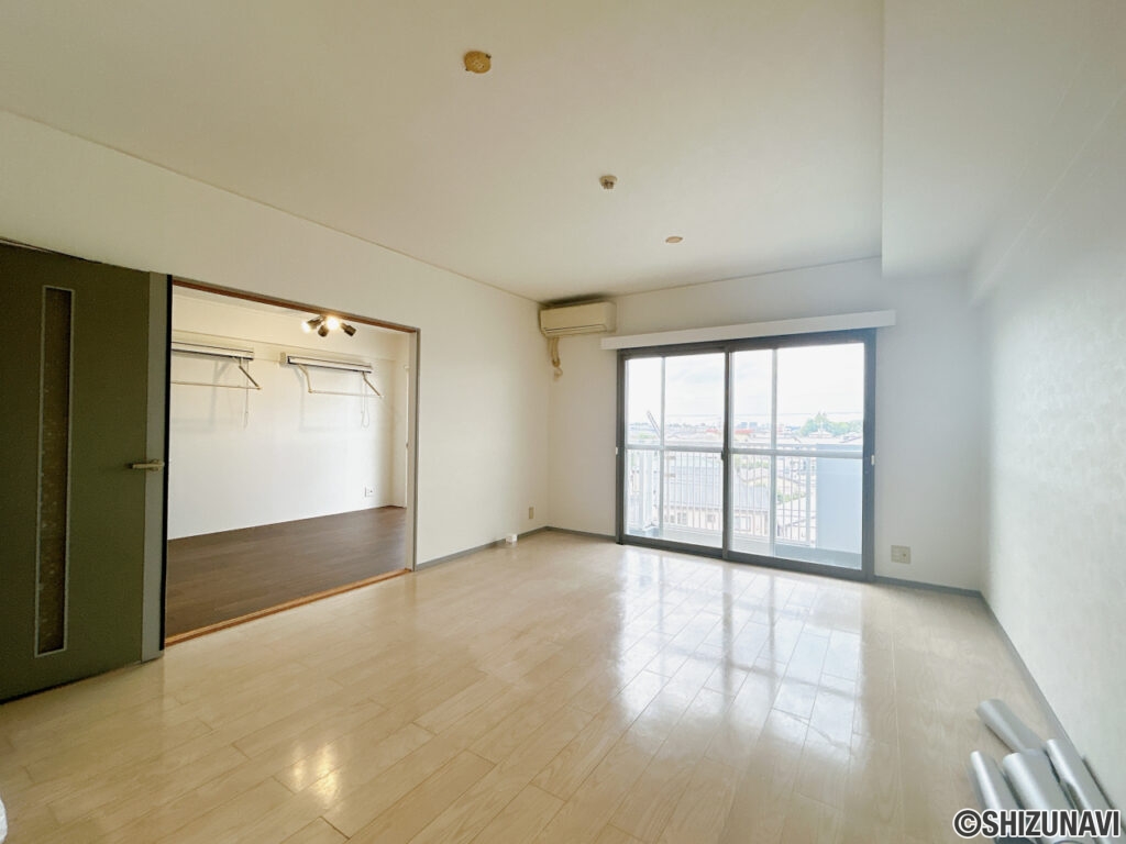 【リフォーム中/LDK】リビングはクロス貼替え、一部交換を行います。黒基調から白基調に変更予定です。(9/27撮影)