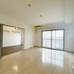 【リフォーム中/LDK】リビングはクロス貼替え、一部交換を行います。黒基調から白基調に変更予定です。(9/27撮影)