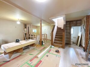 【リフォーム中 /LDK】小上がりの和室を洋間に変更し、約17帖のLDKにリフォームいたします。(8/9撮影）