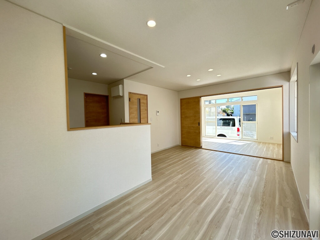 【リフォーム後/LDK】約13.5帖のLDKです。南東側の6帖洋室と繋げて使うこともできます。