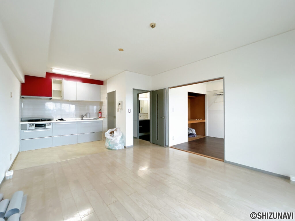 【リフォーム中/LDK】前所有者様がフロアタイルの貼替えを行っているため、クリーニングを行ってお引渡しをいたします。(9/27撮影)