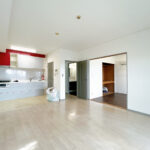 【リフォーム中/LDK】前所有者様がフロアタイルの貼替えを行っているため、クリーニングを行ってお引渡しをいたします。(9/27撮影)