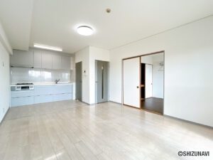 【リフォーム後／LDK】前所有者様がフロアタイルの貼替えを行っているため、クリーニングを行ってお引渡しをいたします。