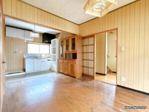【リフォーム前/LDK】キッチンの交換、フローリング上張り、クロスの張替え、照明交換を行う予定です。