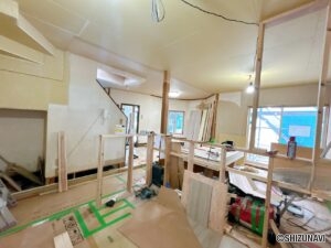 【リフォーム中/LDK】和室をリビングスペースに変更、フローリングの重張、クロス張替え、照明の交換を行っていきます。(8/9撮影）