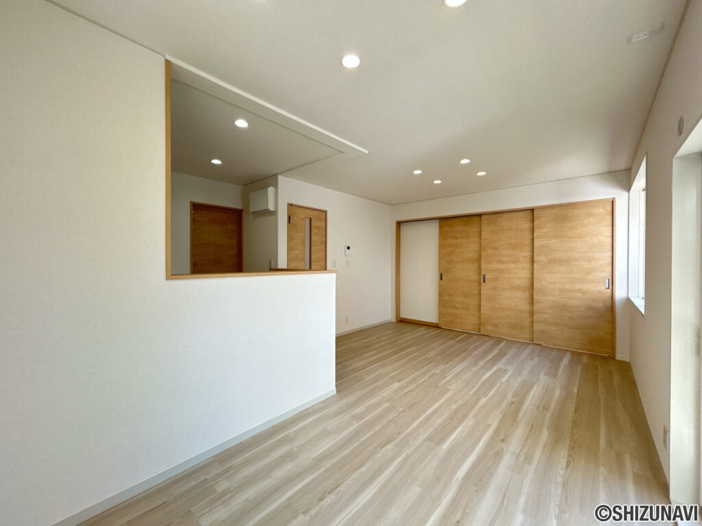 【リフォーム後/LDK】6帖洋室と区切って使うこともできます。対面キッチンは料理しながらも家族との会話がはずみますね。