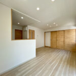 【リフォーム後/LDK】6帖洋室と区切って使うこともできます。対面キッチンは料理しながらも家族との会話がはずみますね。