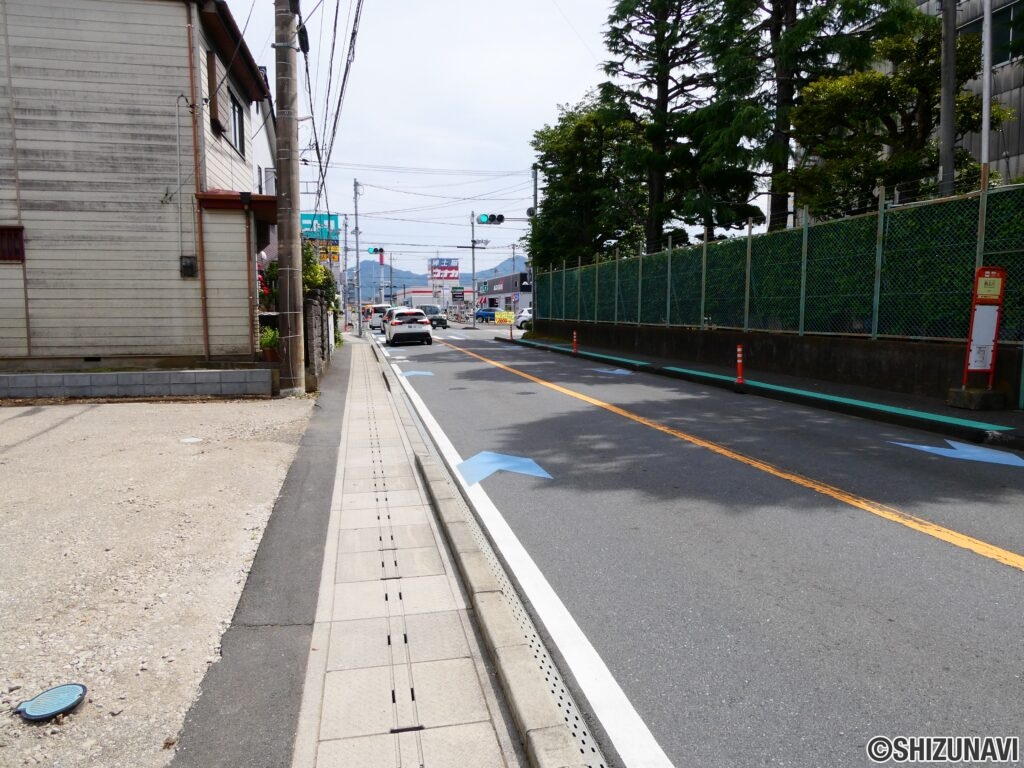 前面道路（北から南）