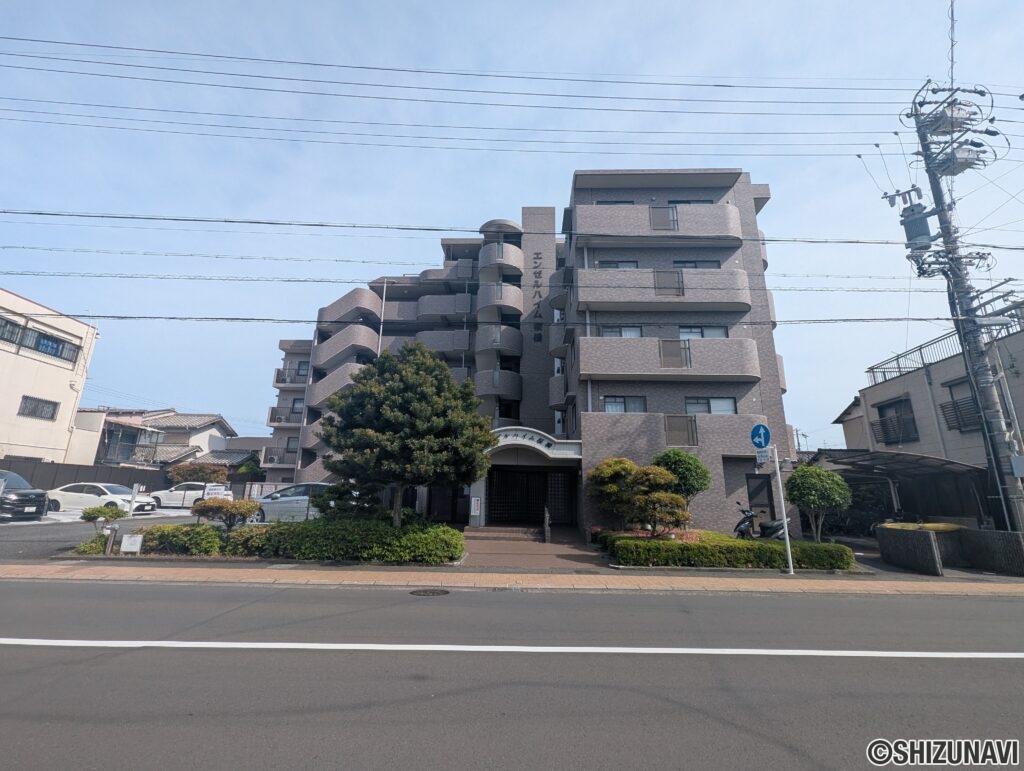 外観：向かって右手に駐輪場があります。