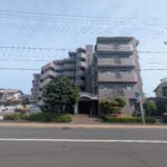 外観：向かって右手に駐輪場があります。