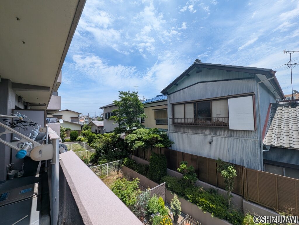 バルコニー：下階に庭があるので、向かいの住宅との距離があります。