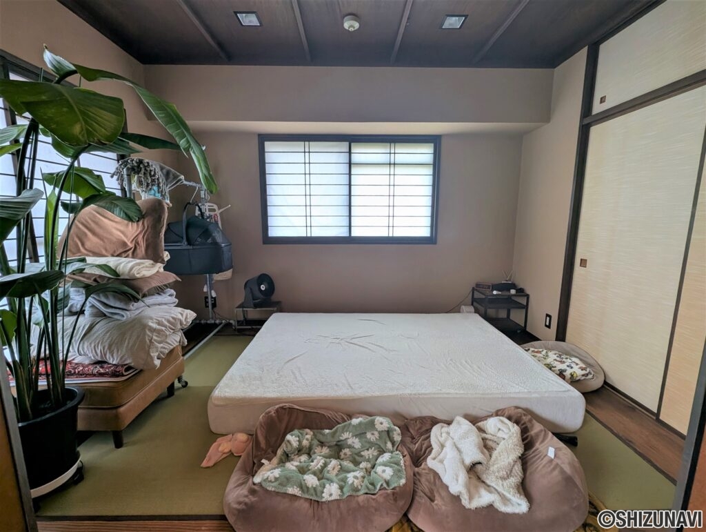 和室：琉球畳が入っています。天井はクロスではないので、落ち着いた空間になっています。