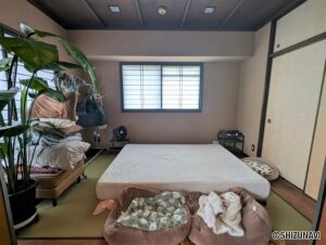 和室：琉球畳が入っています。天井はクロスではないので、落ち着いた空間になっています。
