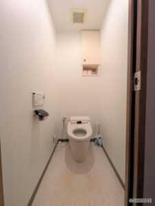 トイレ：現在タンクレスですが、蓋が無い為、リフォームをおすすめします。