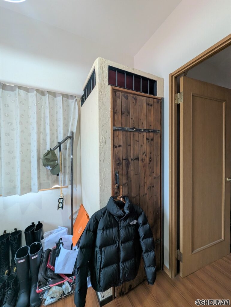 洋室2：約5帖　収納を広げています。