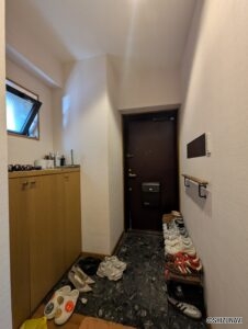 玄関にも窓があります。