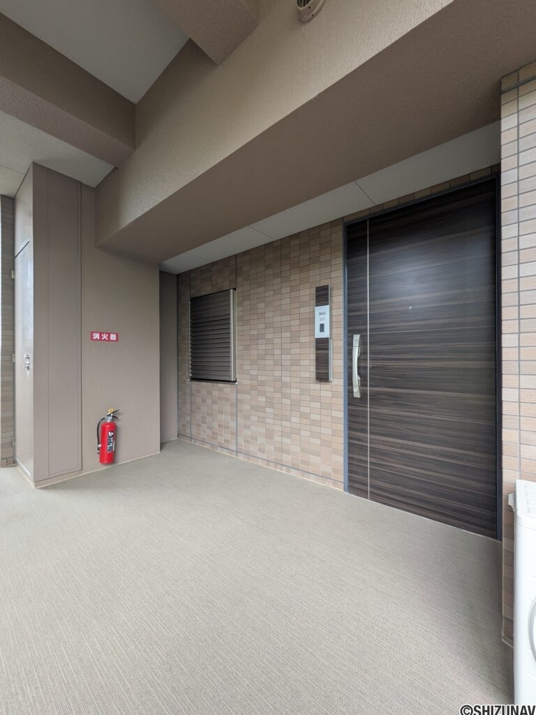 【玄関外】指定日にこちらにゴミを出しておけば回収してくれる便利なサービスがあります！