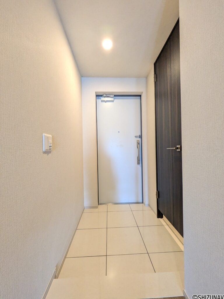 【玄関】シューズクローク付なので靴などの収納も安心です！