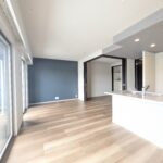 【LDK】アクセントカラーの壁が印象的な落ち着きある空間です！