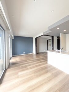 【LDK】アクセントカラーの壁が印象的な落ち着きある空間です！