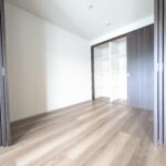 【洋室①】4.5帖。リビングとつながる空間。ワークスペース等に最適です！